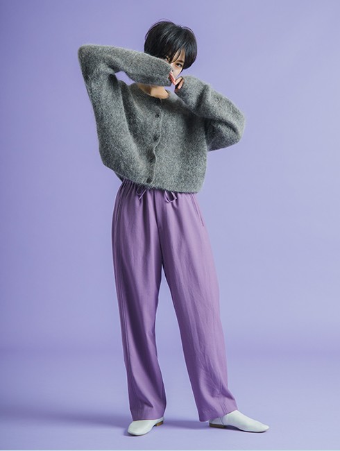 長い毛足のモヘアニットとイージーパンツの組み合わせ