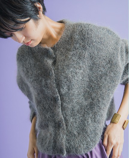 ショート丈のニットにすることで程よく抜け感のあるすっきりとした仕上がり