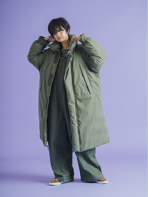 オーバーオールとダウンのワークな着こなし