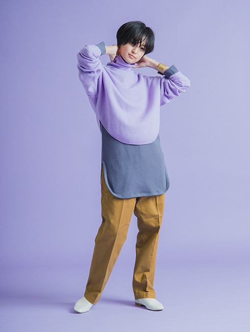 パープル×ブルー×キャメルの3色でまとめた新鮮なレイヤードスタイル