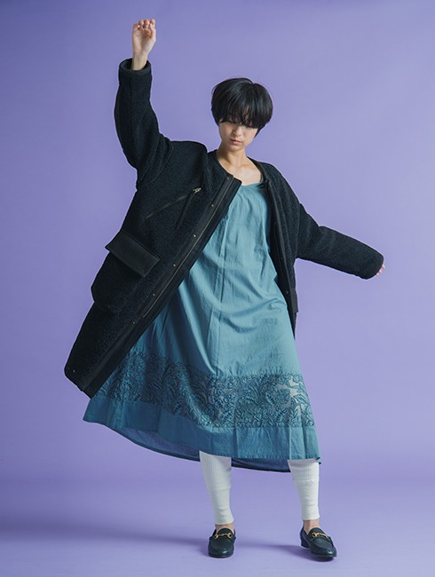 足元はナチュラルカラーのレギンス