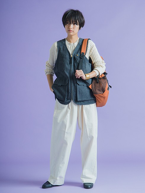 ベストを主役にその他のアイテムはホワイトで揃えてスマートで都会的な仕上がり