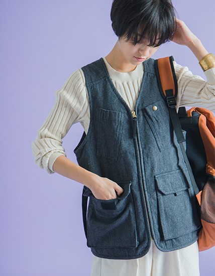 ブラウンカラーのリュックでカジュアルダウン