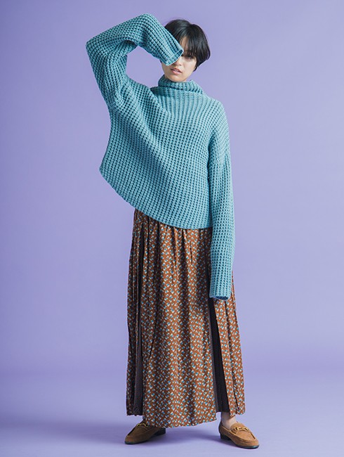 スカートのブラウンが大人な落ち着いた雰囲気