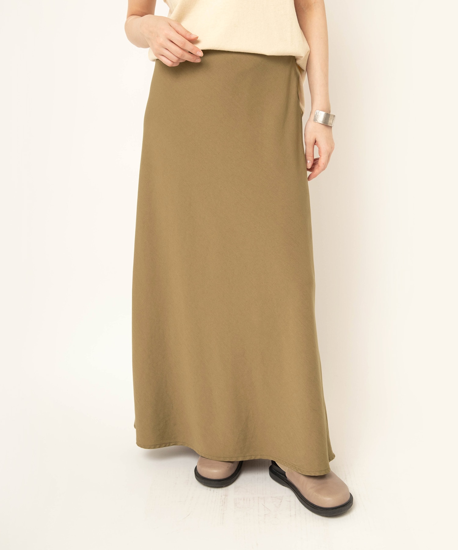 カーキベージュ