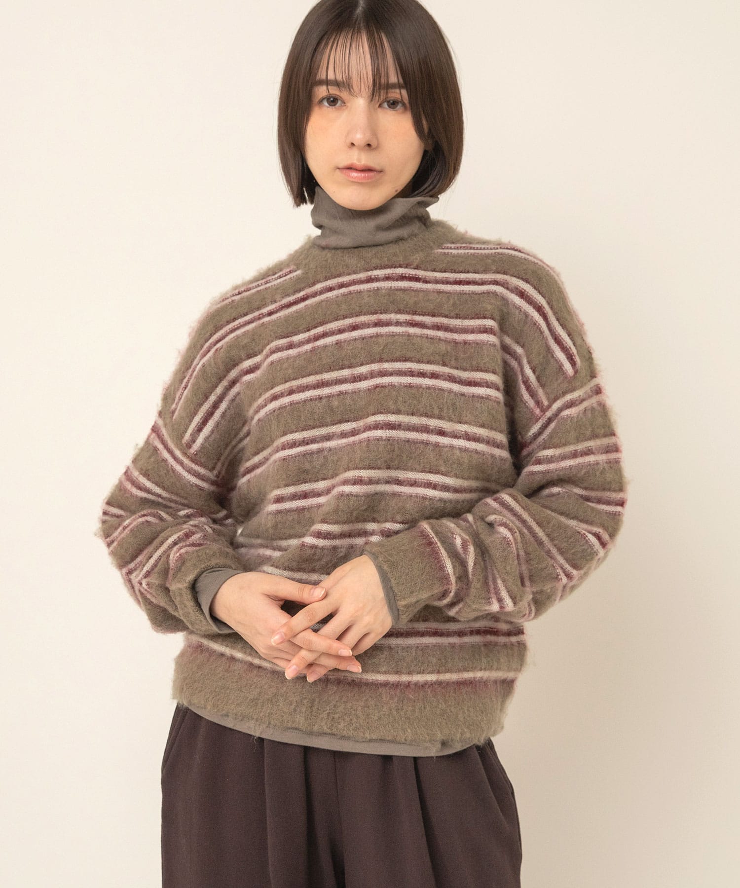 グレー