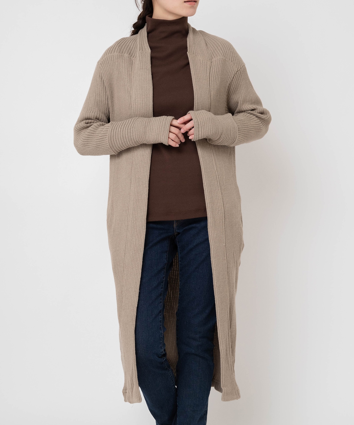 グレイッシュベージュ