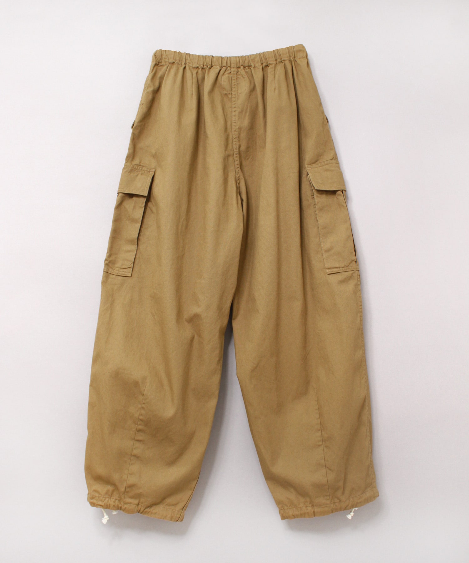 カーキベージュ