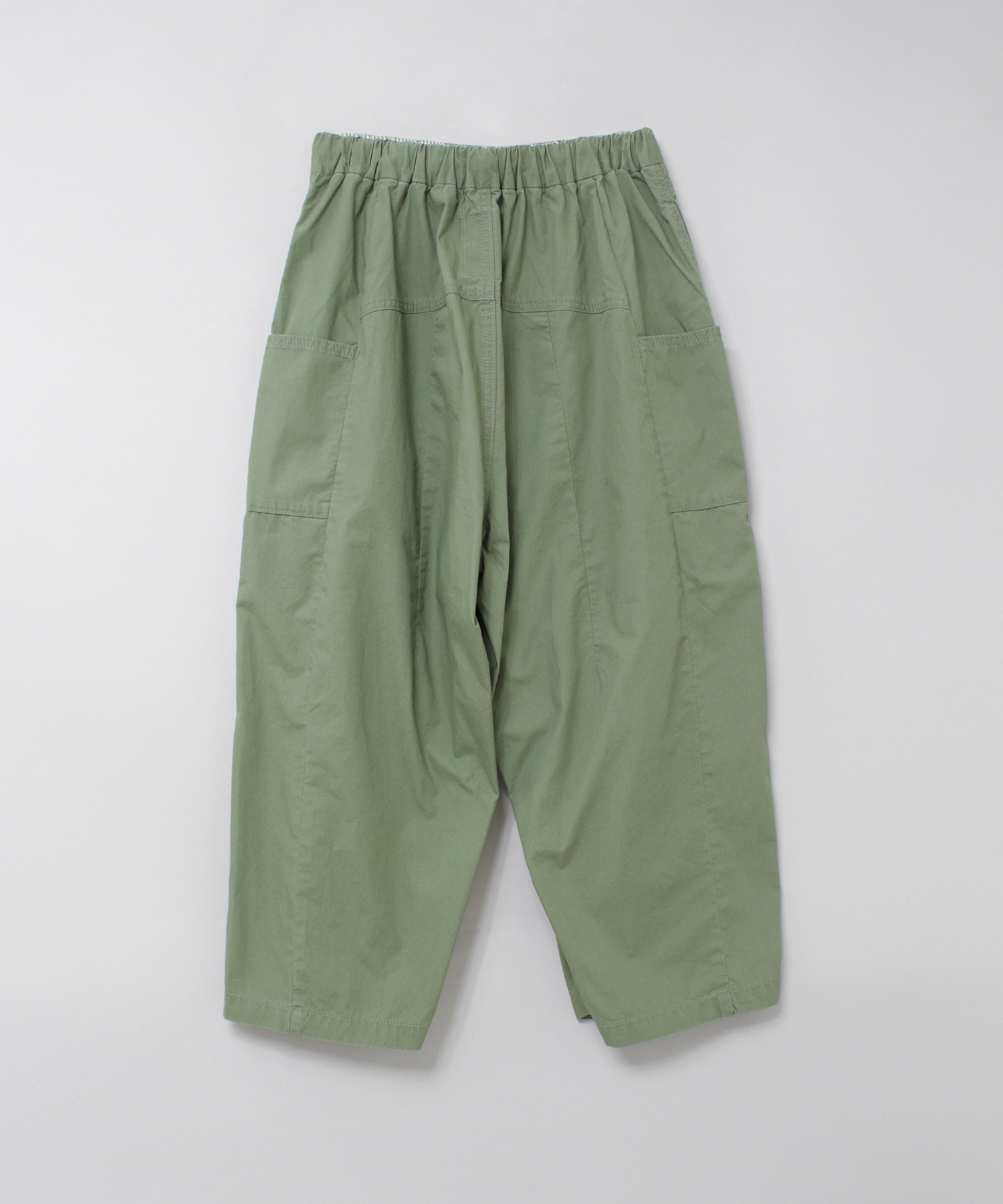 オリーブグリーン