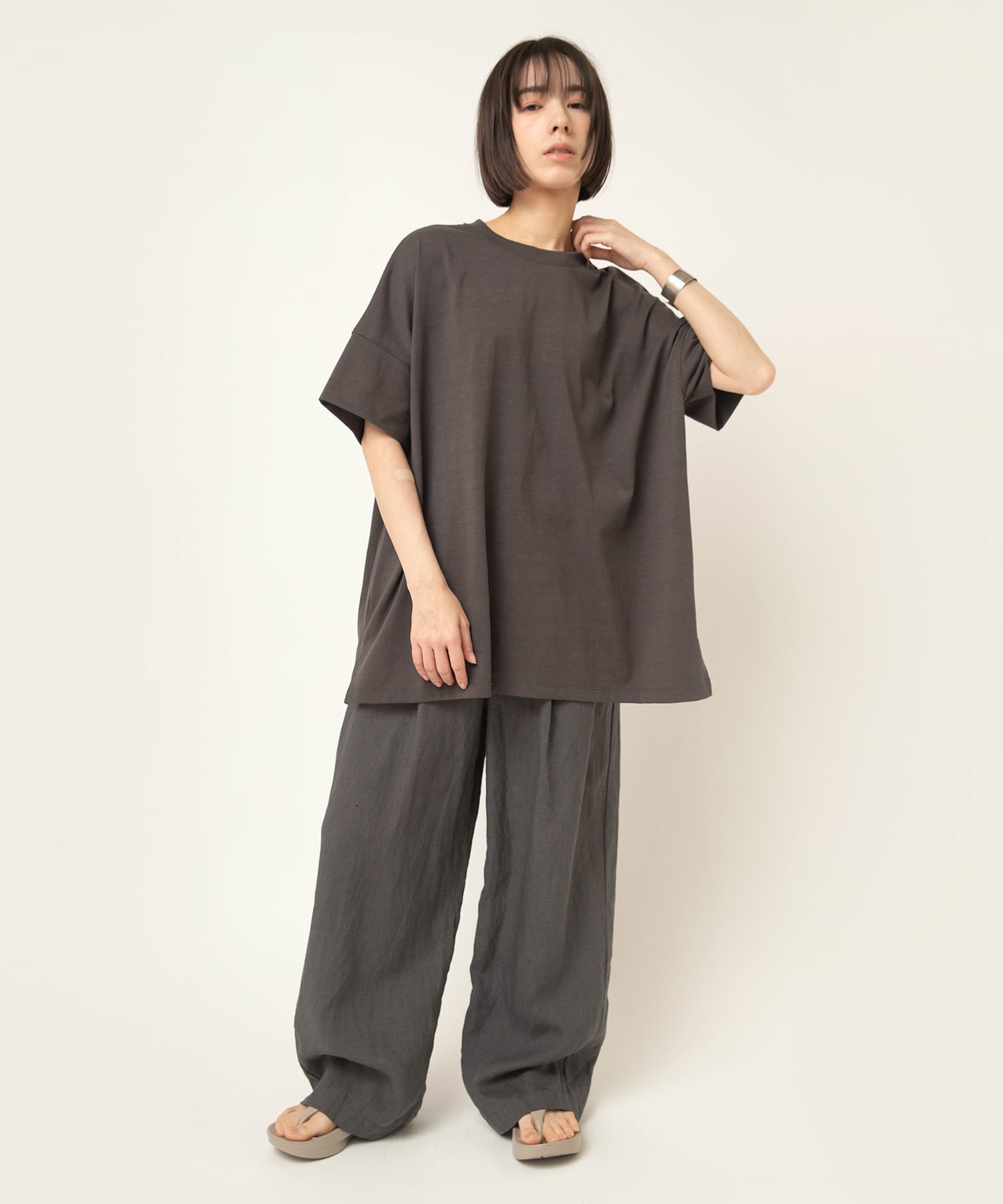 チャコールグレー