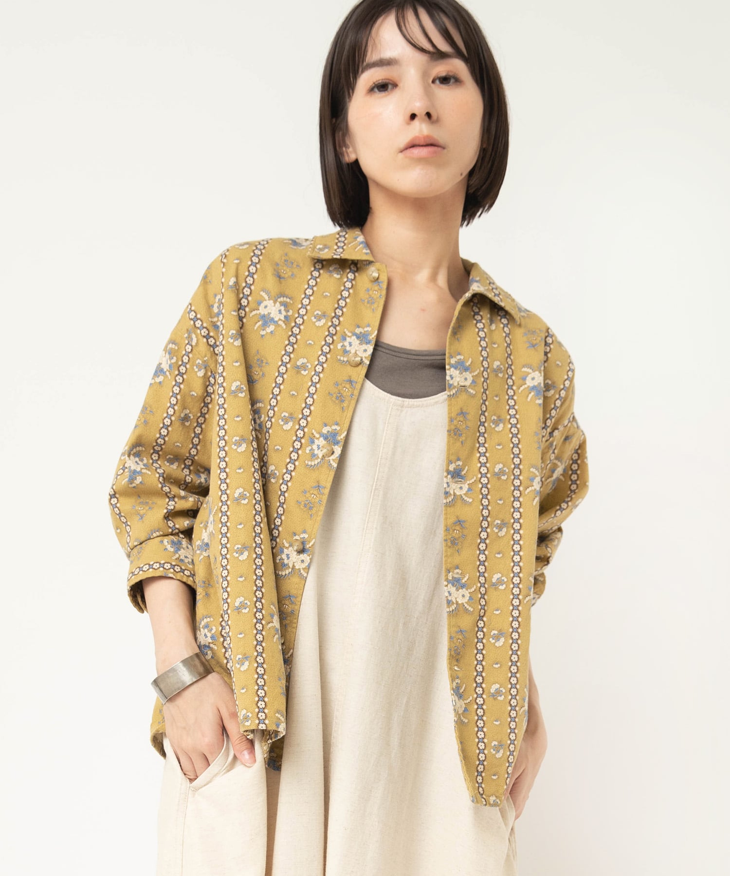 ベージュイエロー