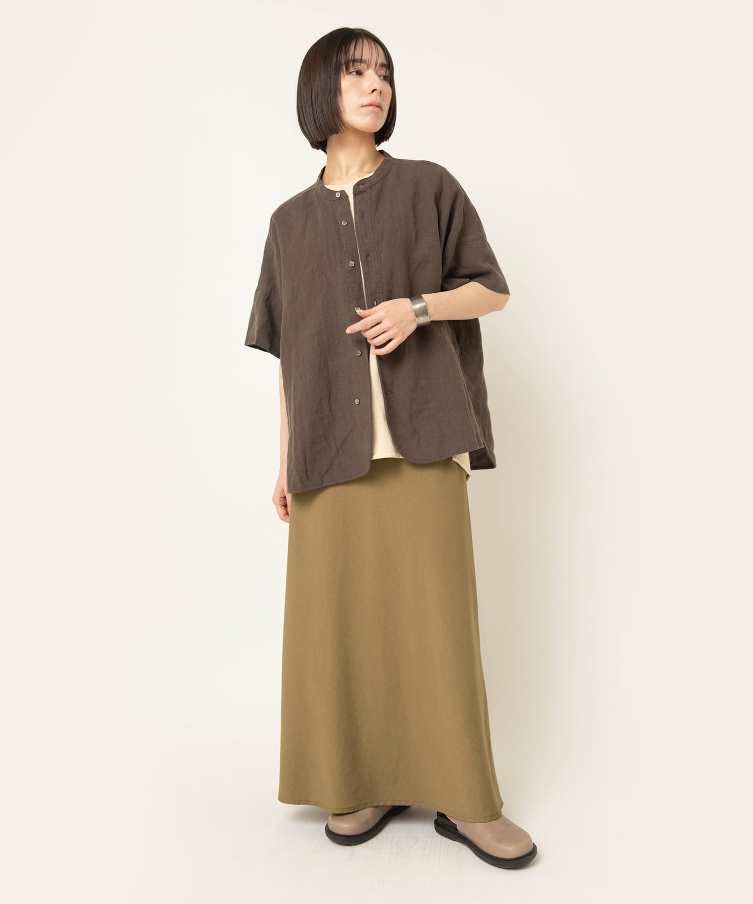 カーキベージュ