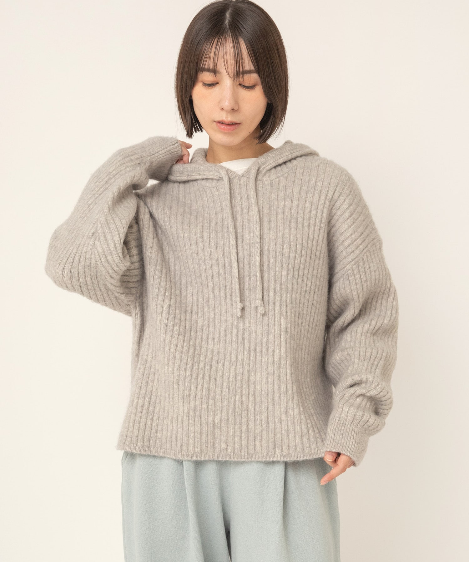 グレー