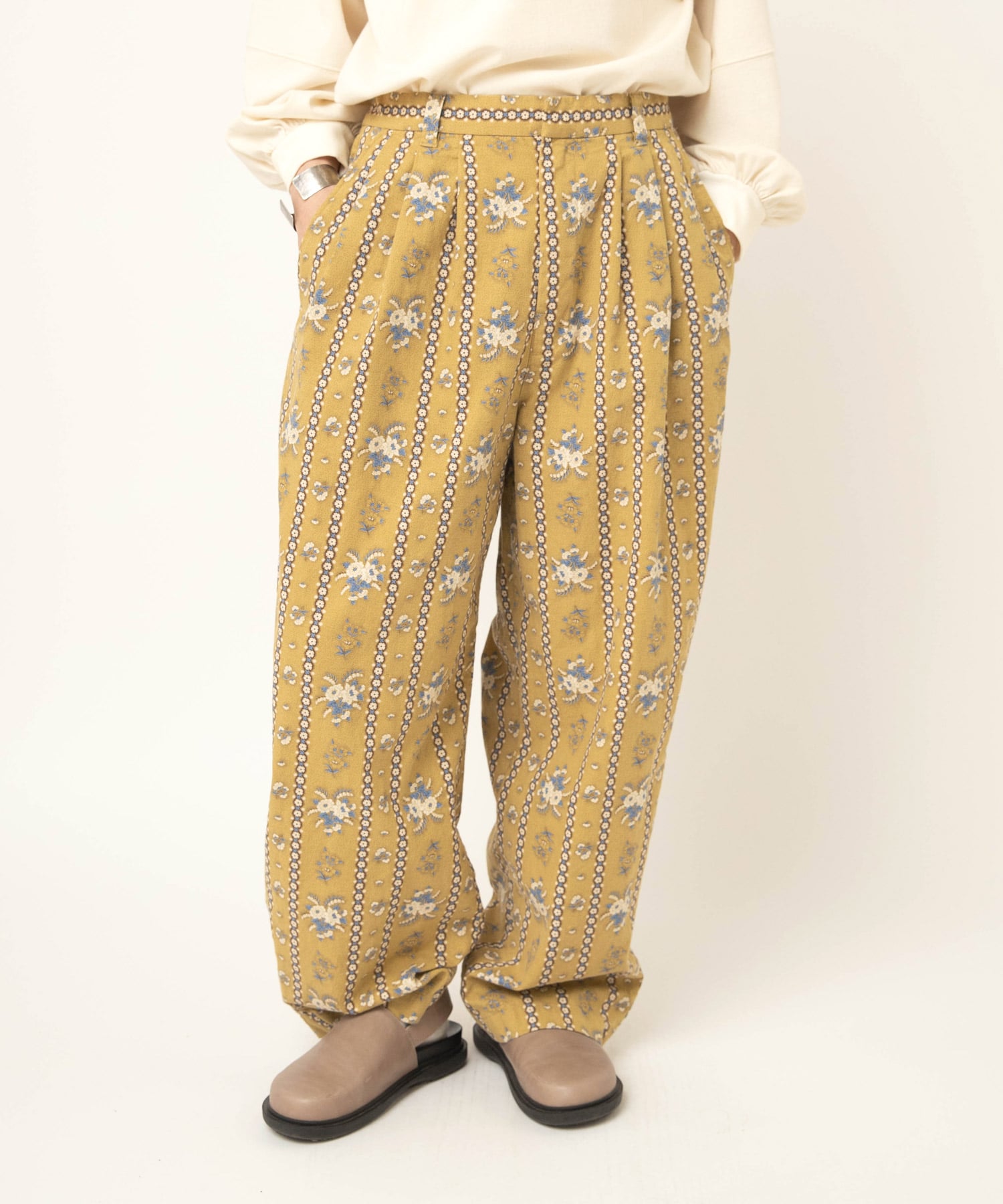 ベージュイエロー