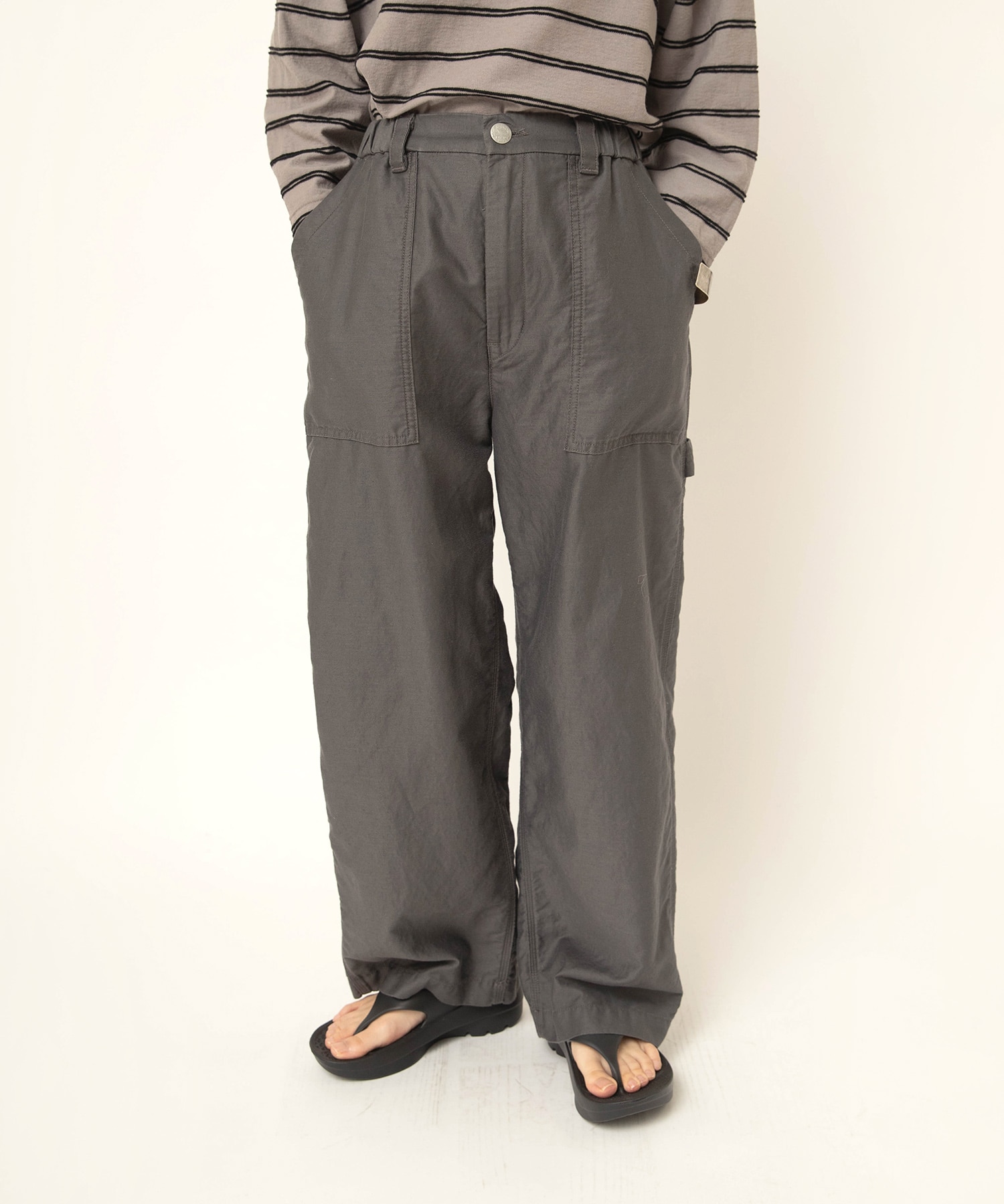 チャコールグレー