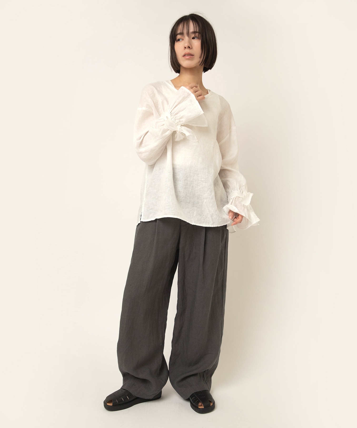 チャコールグレー