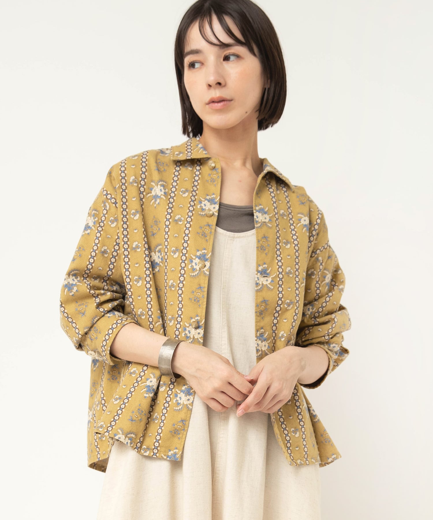 ベージュイエロー