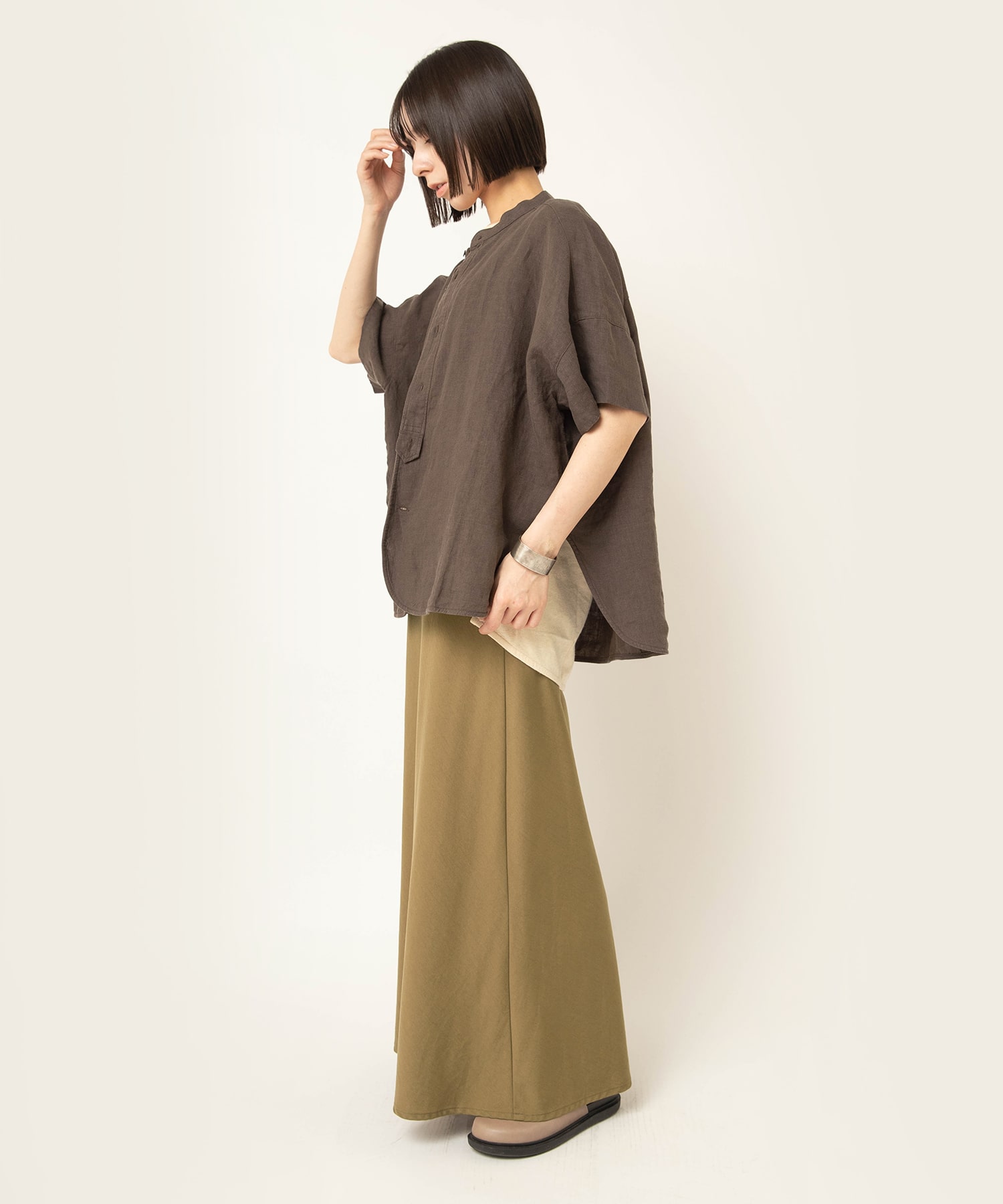 カーキベージュ