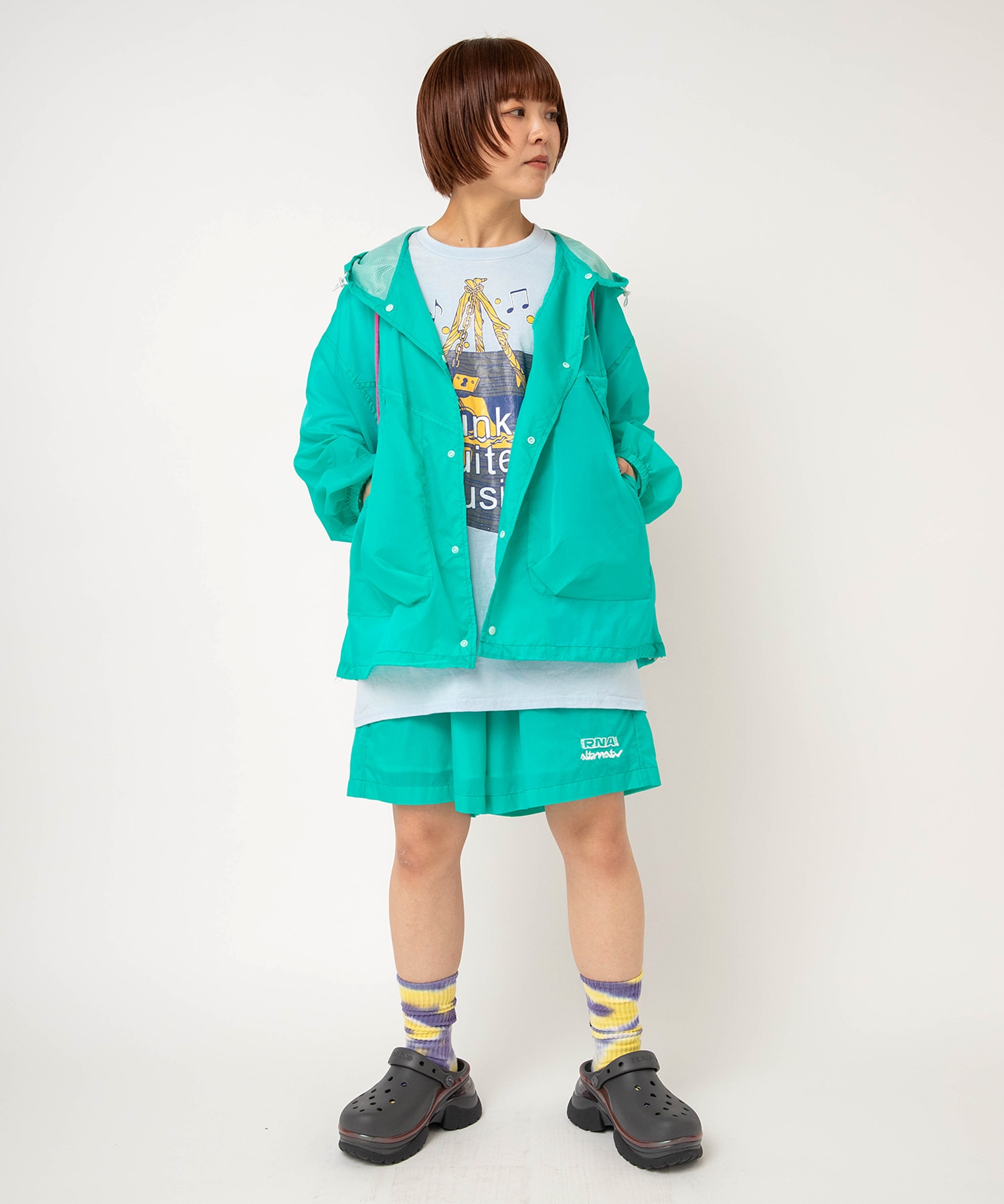エメラルドグリーン