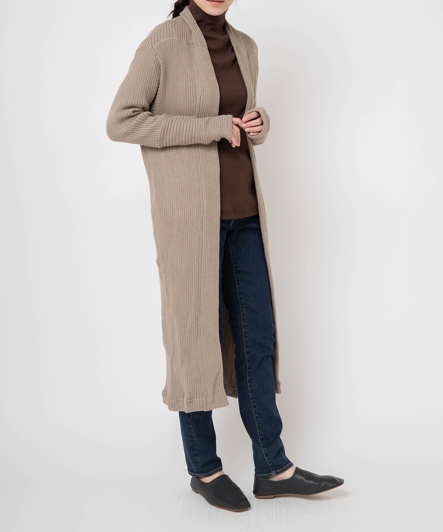 グレイッシュベージュ