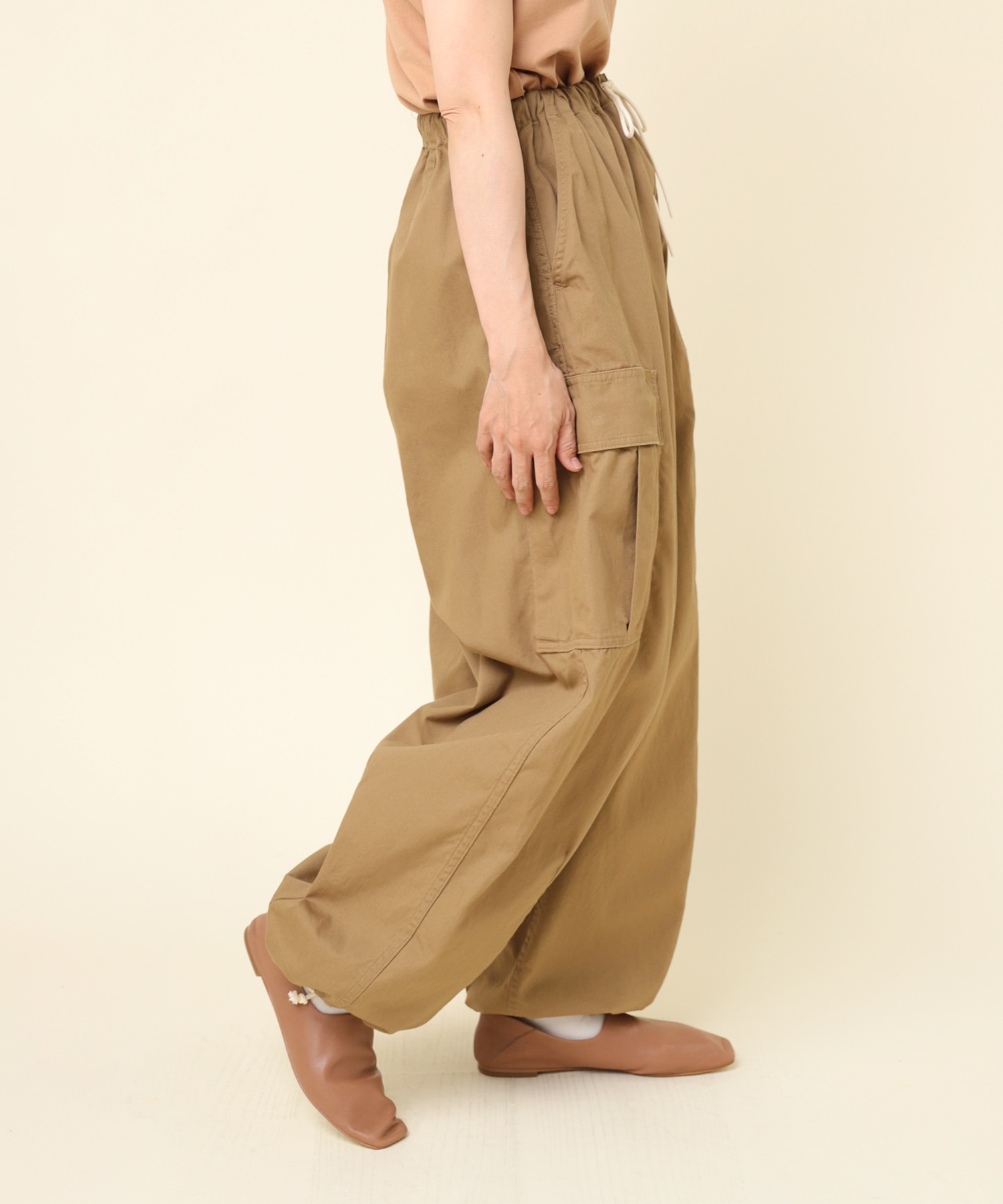 カーキベージュ