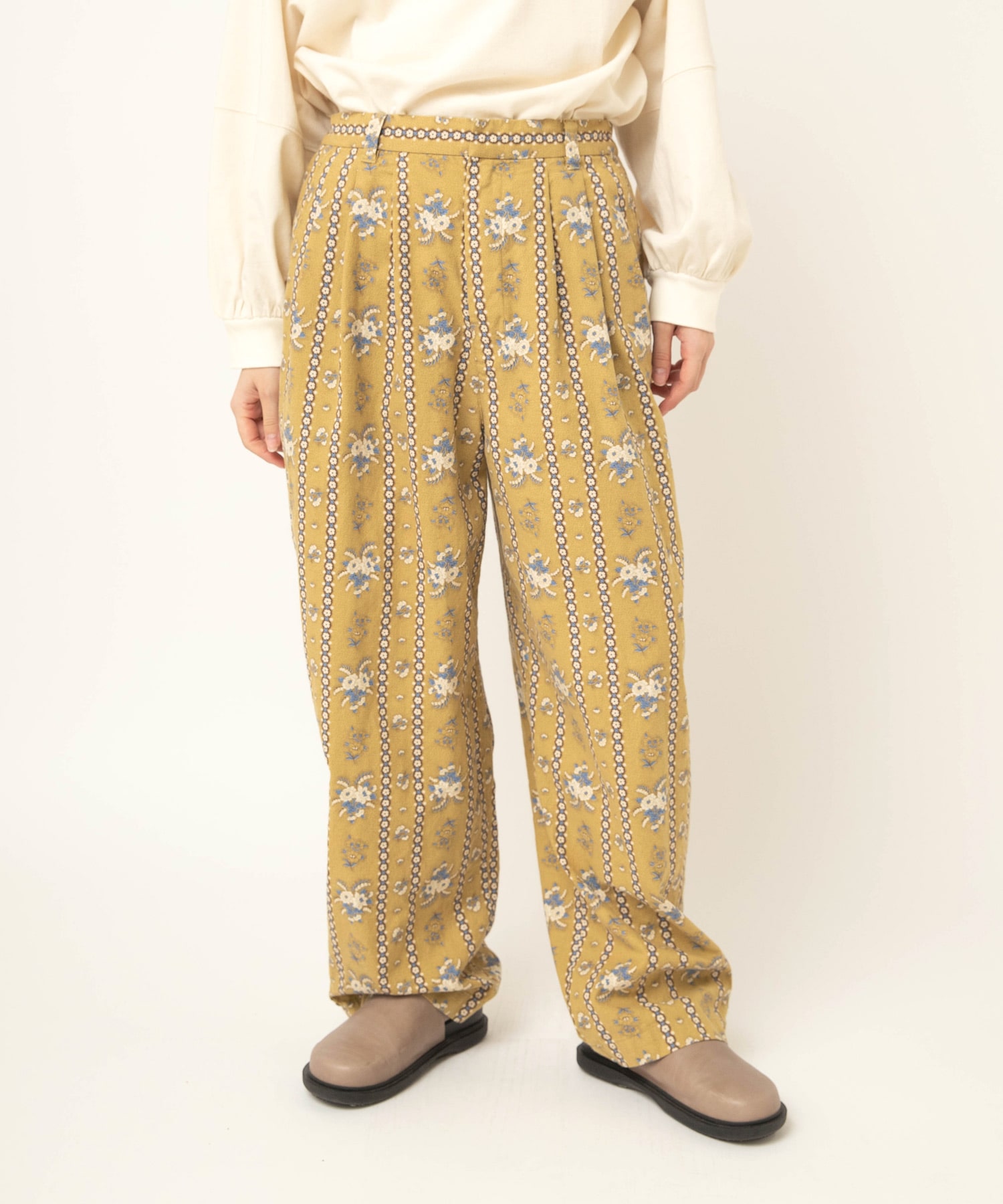 ベージュイエロー