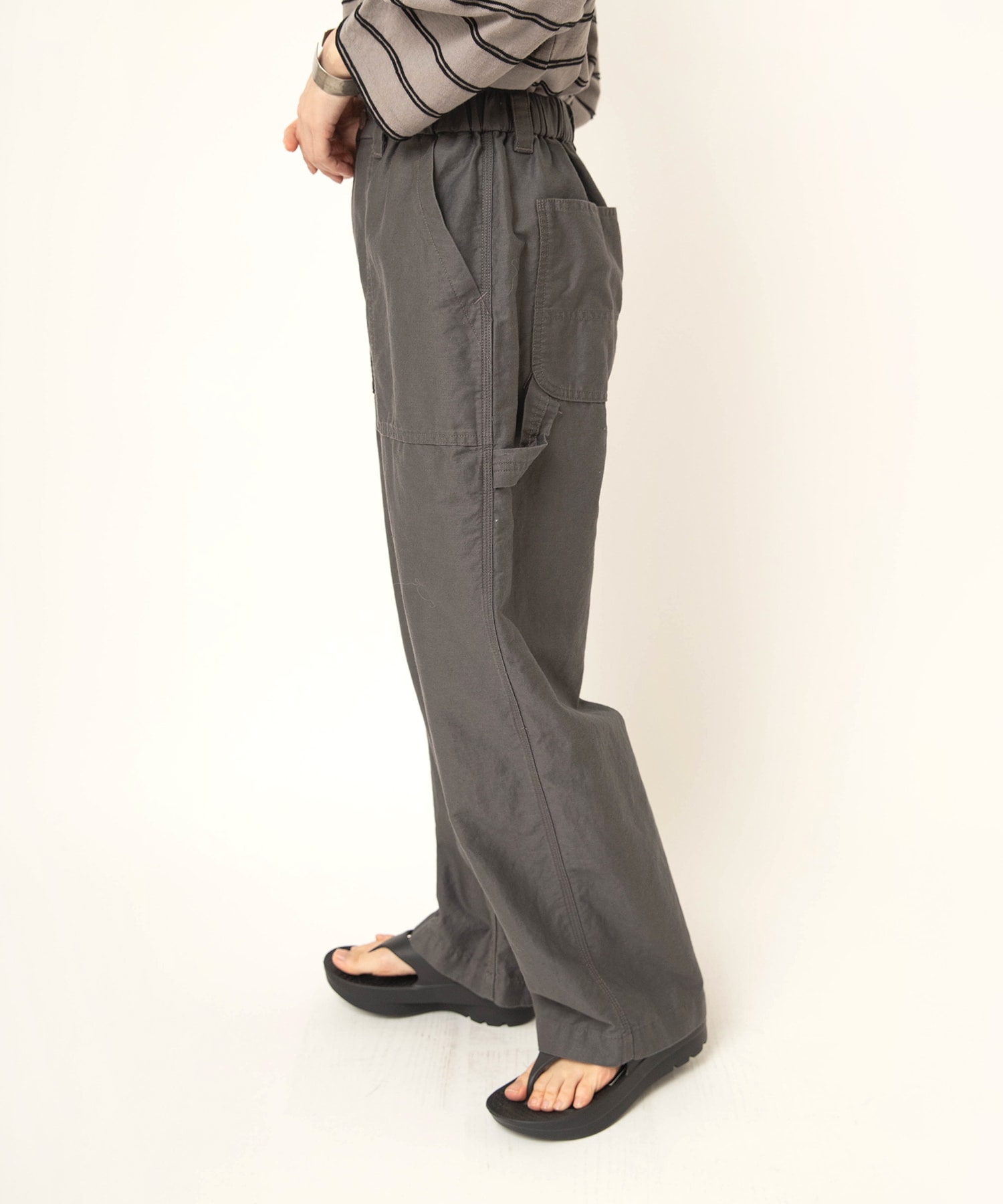 チャコールグレー