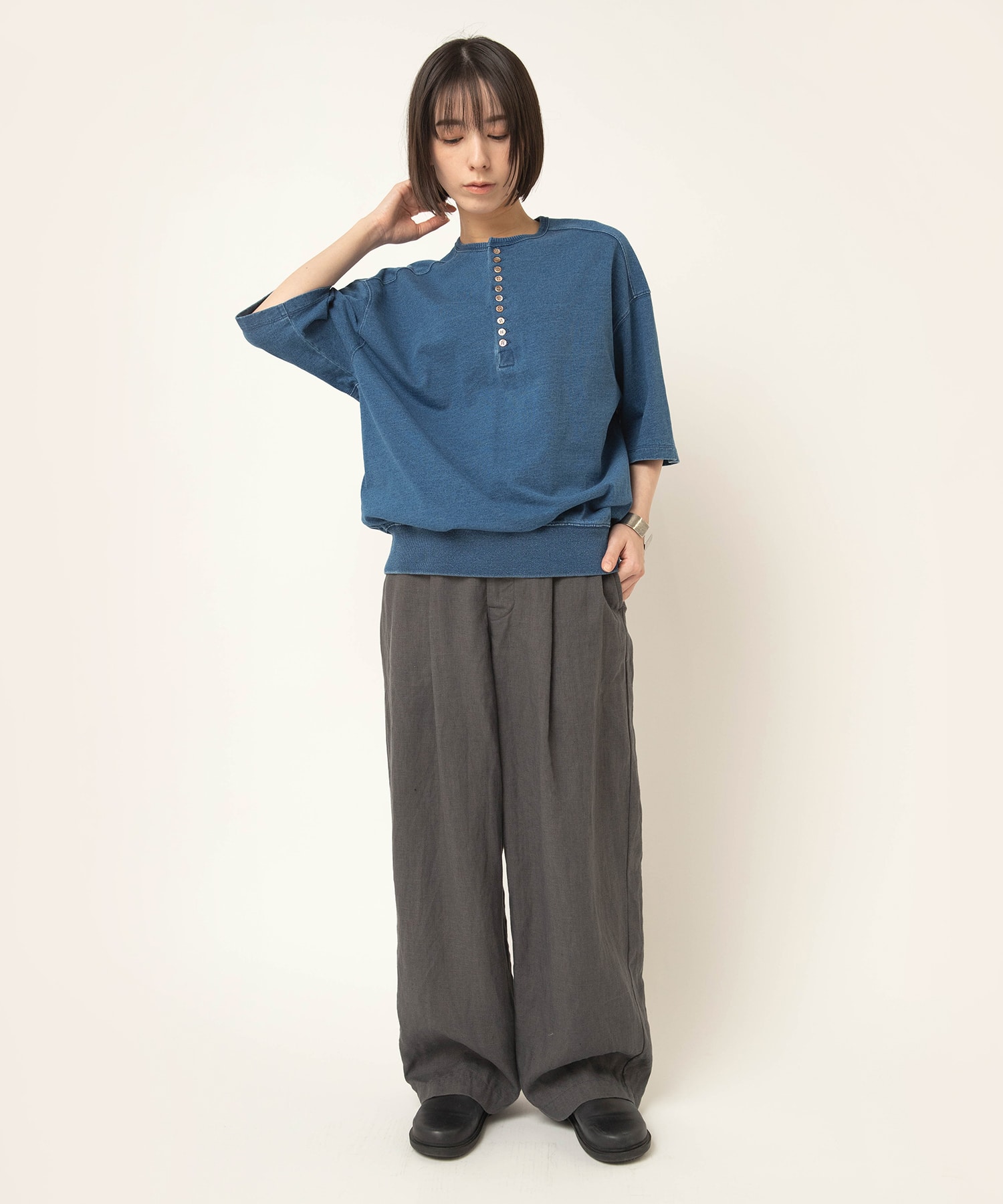 チャコールグレー