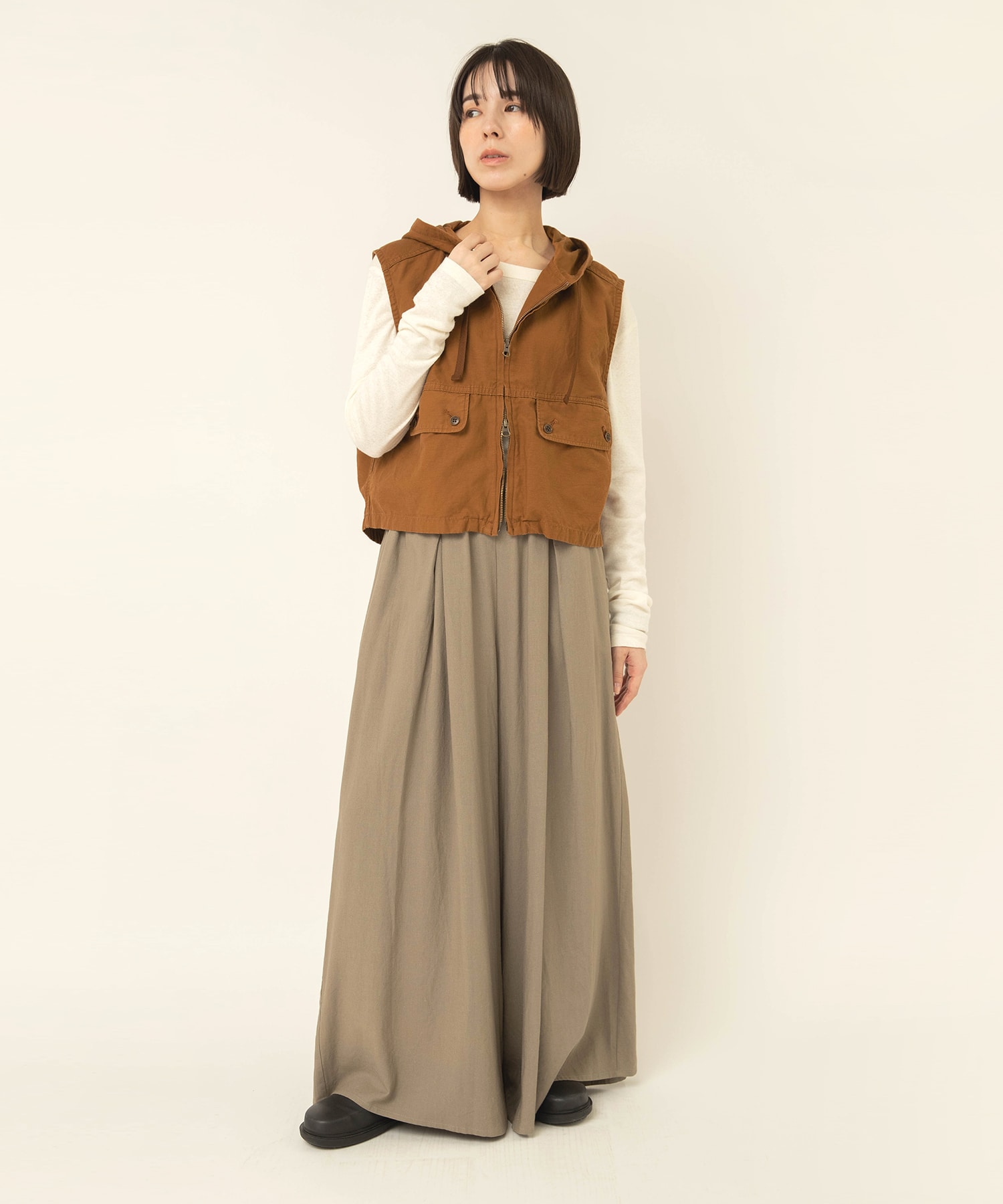 グレー