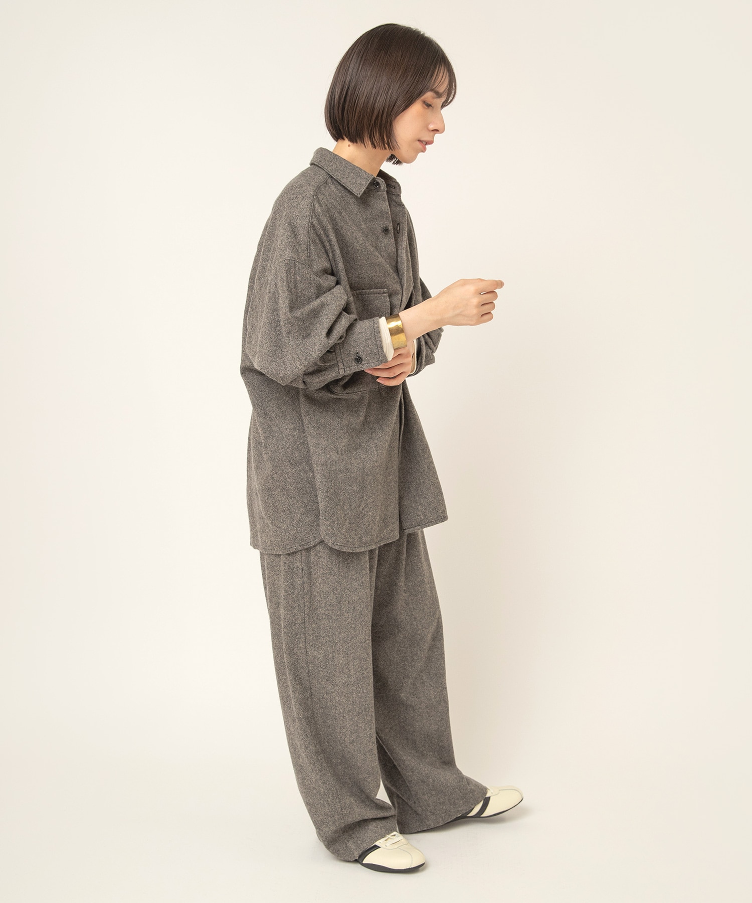 グレー