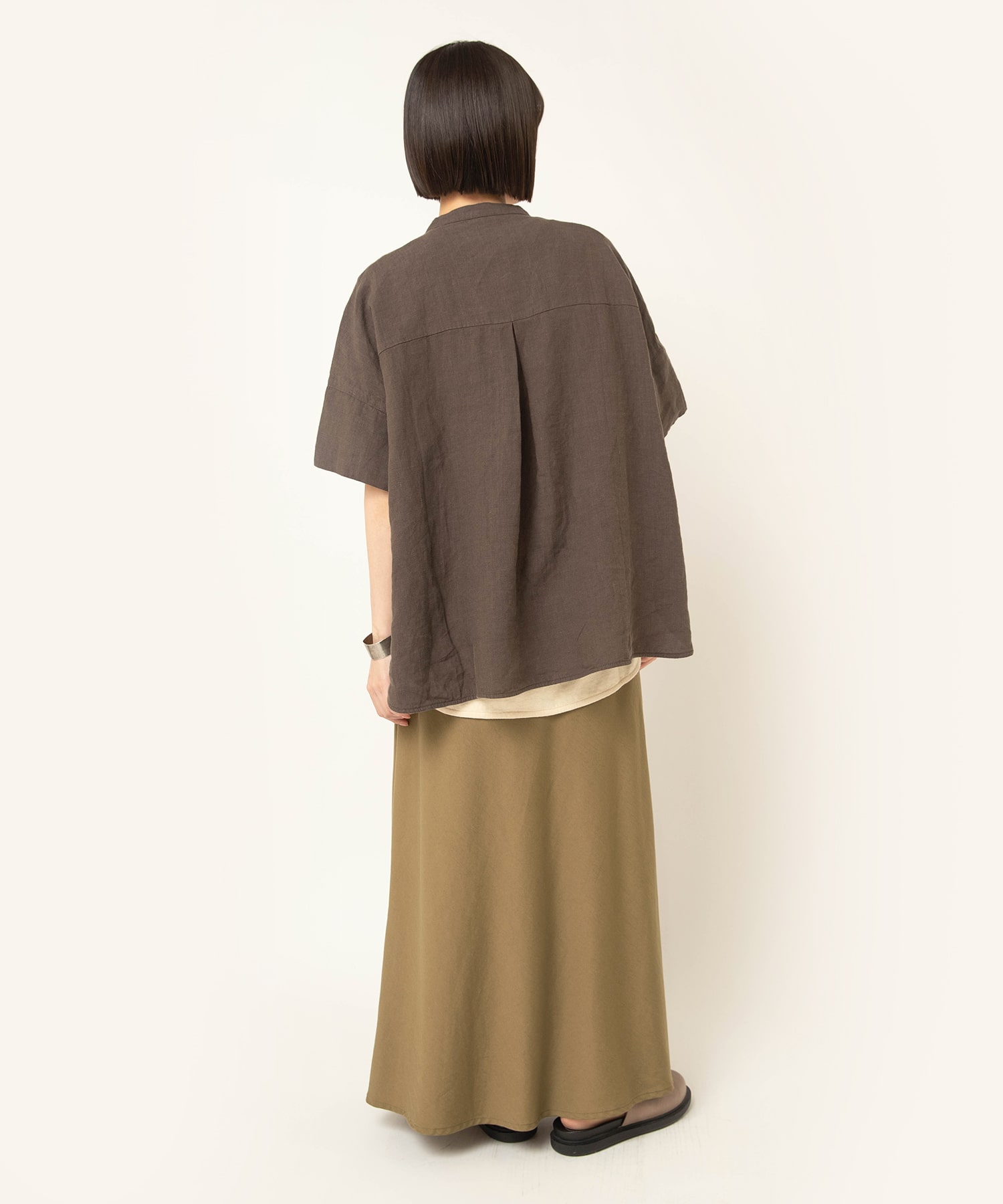 カーキベージュ