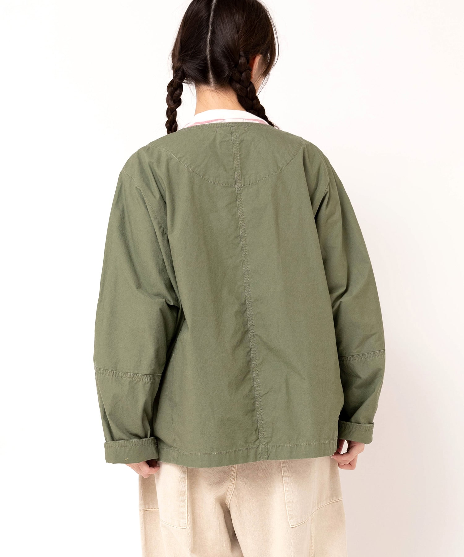 オリーブグリーン