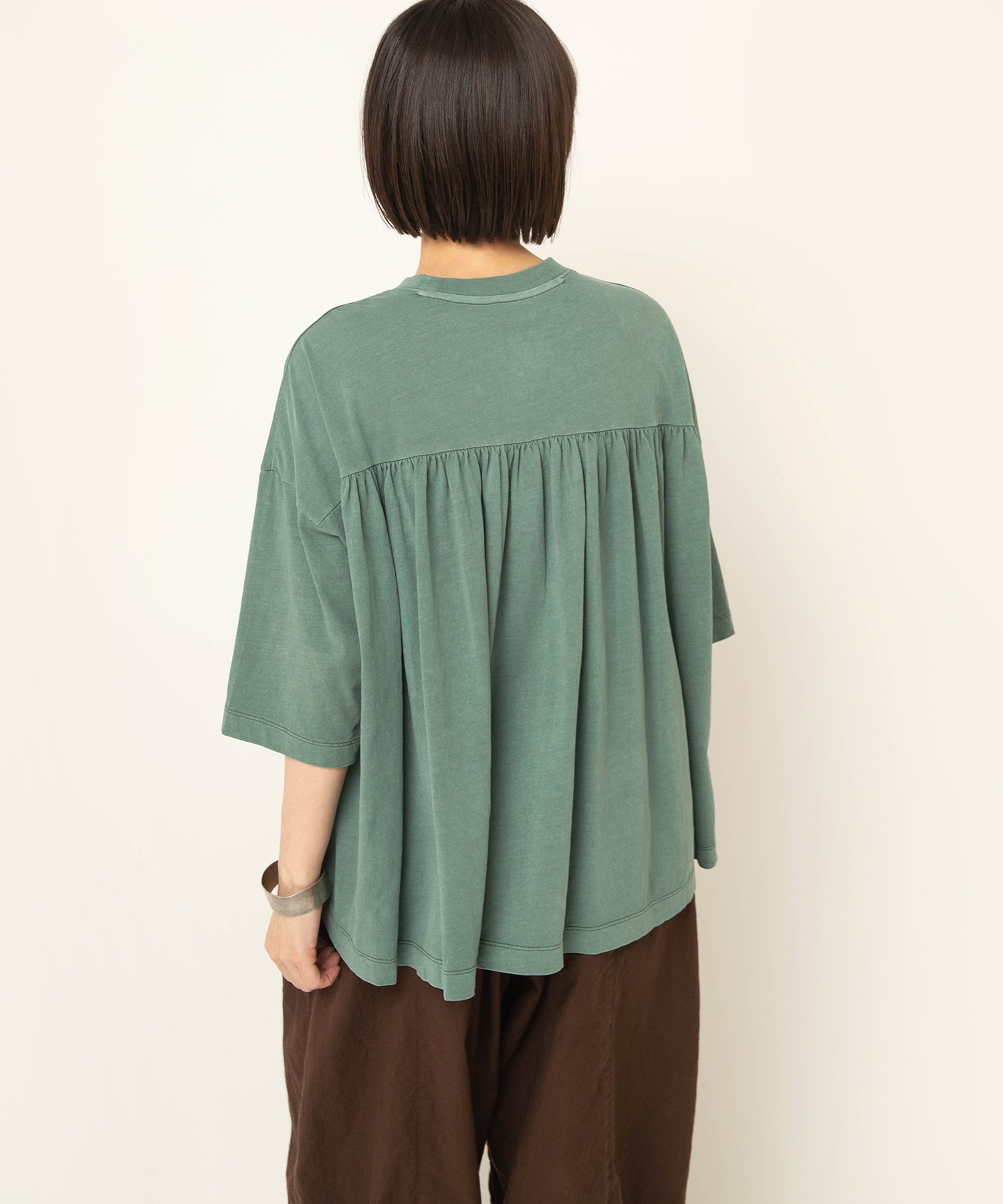 くすみグリーン