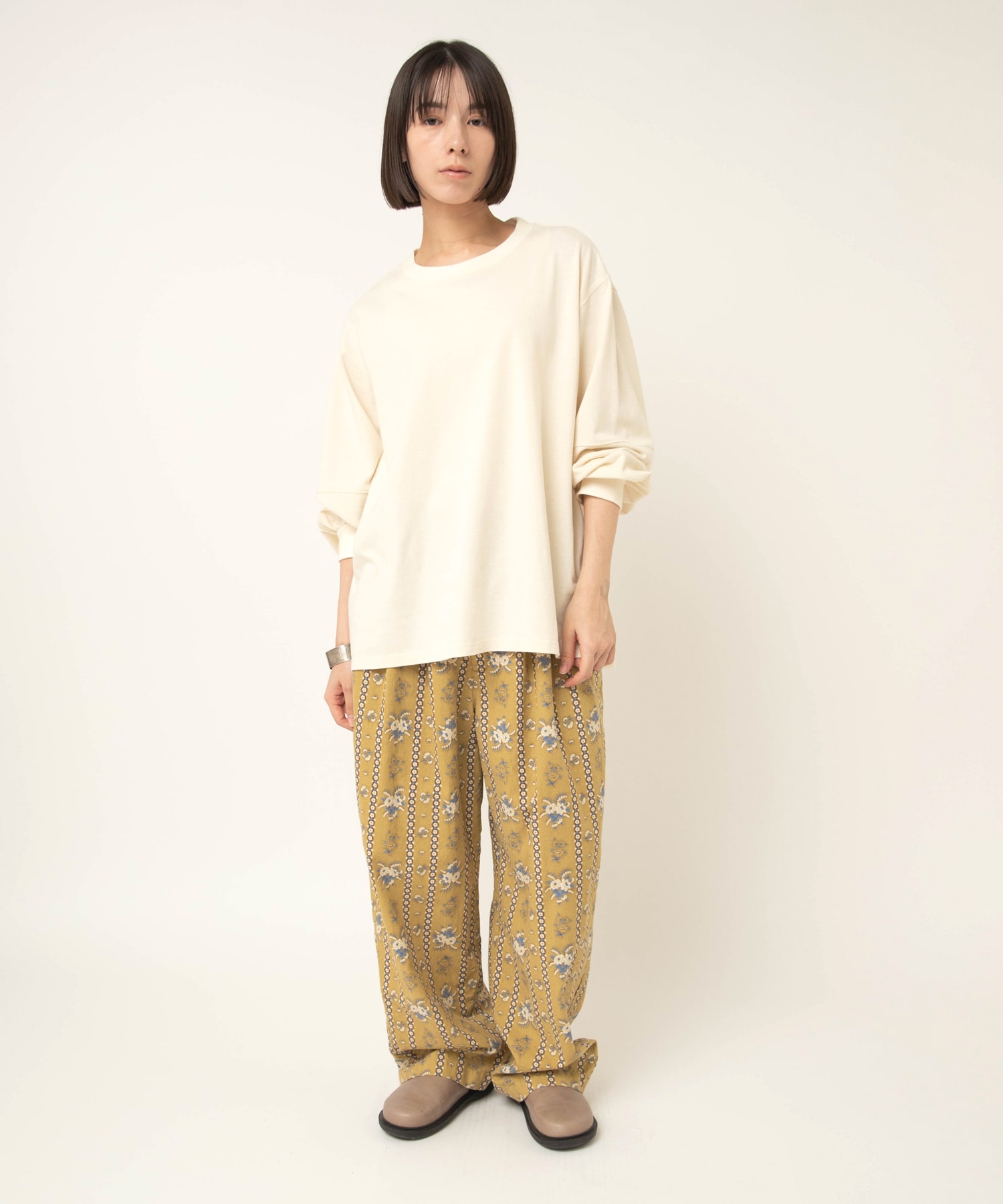 ベージュイエロー