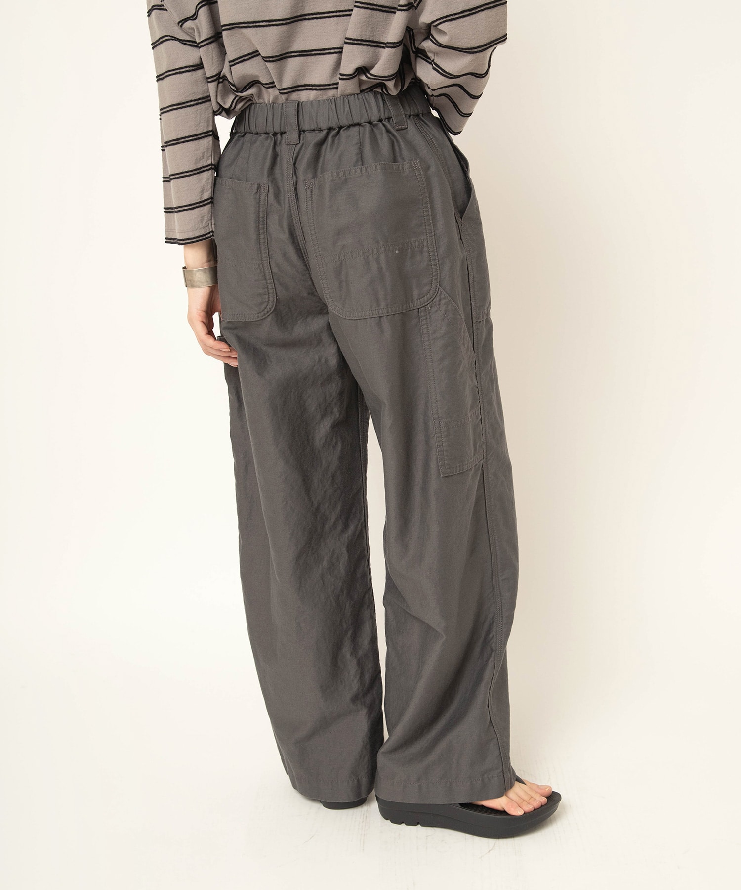 チャコールグレー