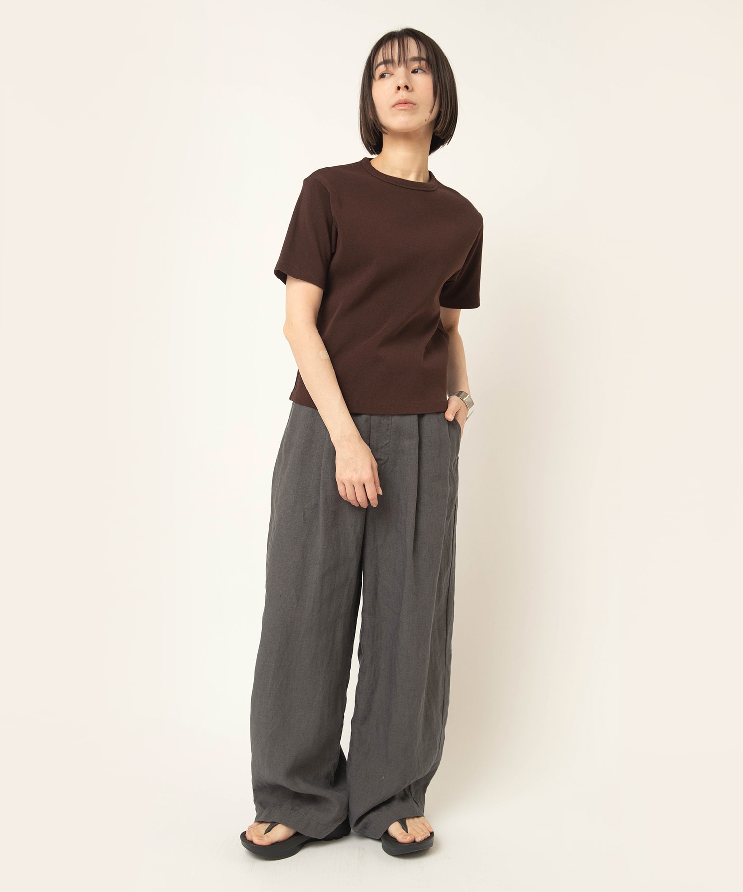 チャコールグレー