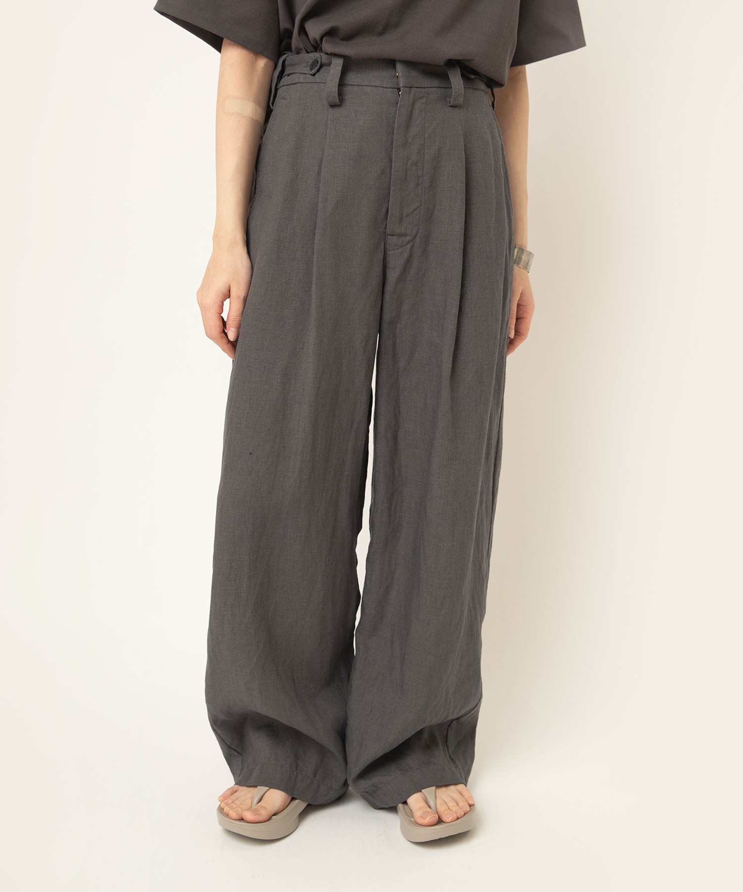 チャコールグレー