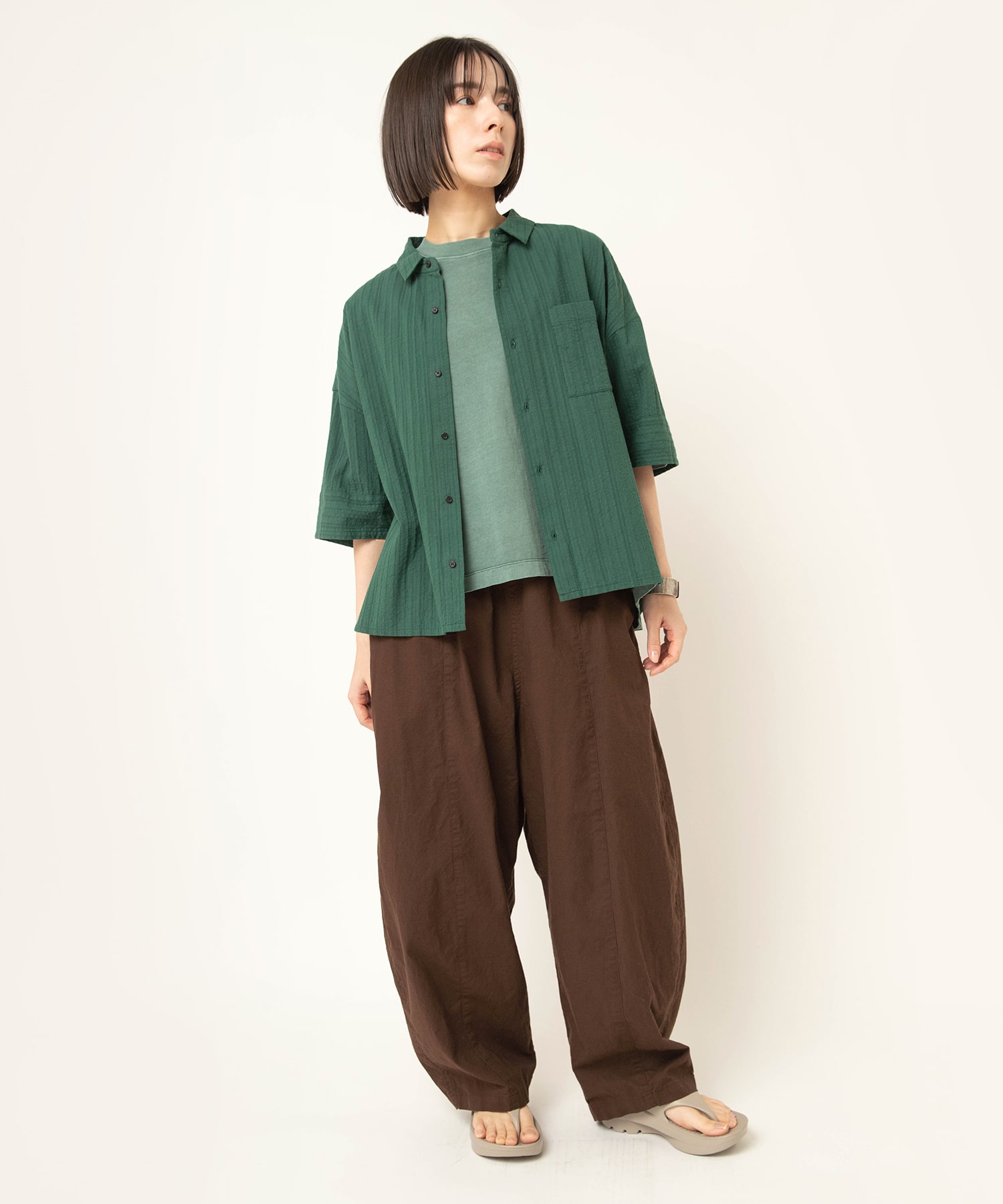 くすみグリーン