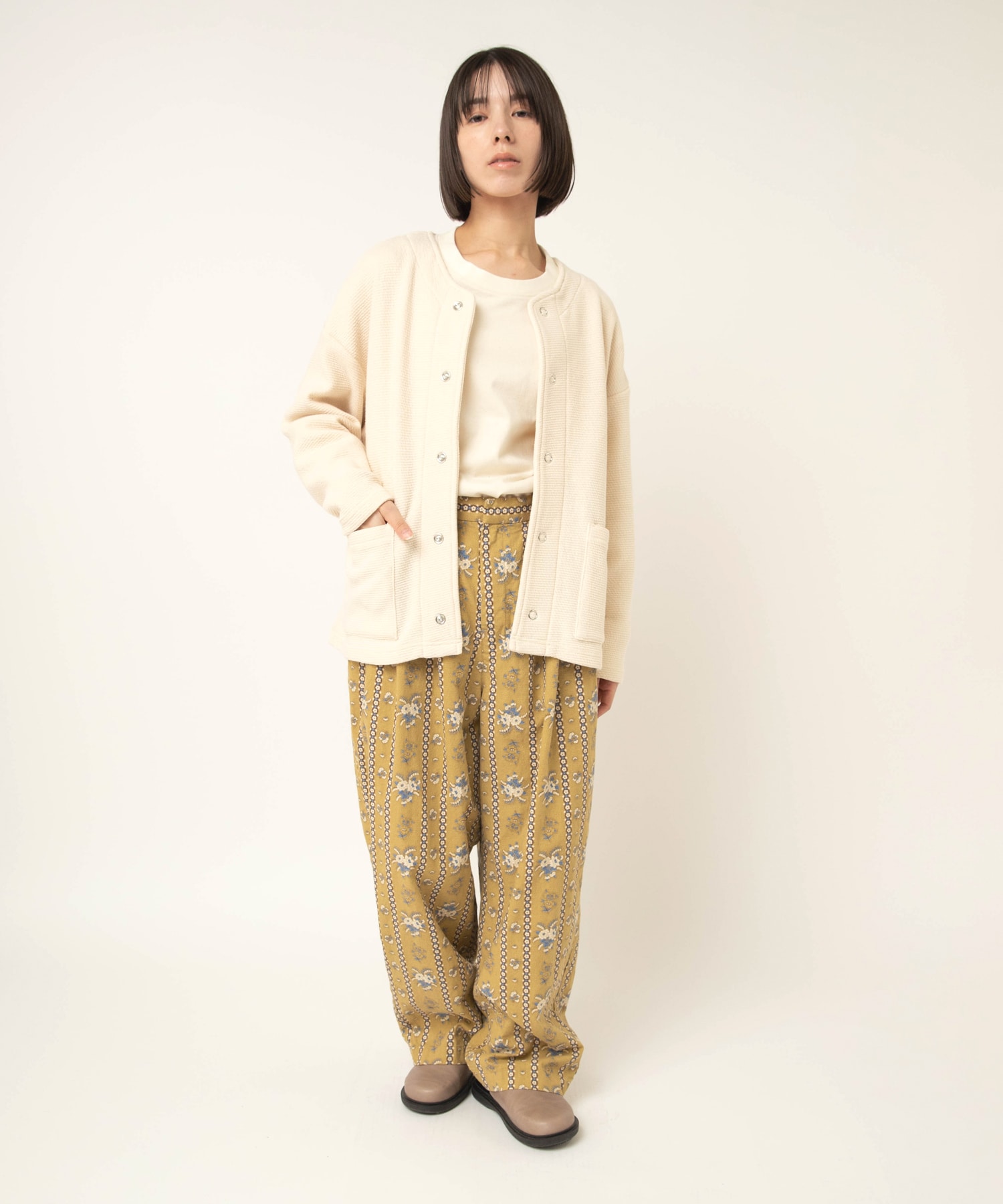 ベージュイエロー