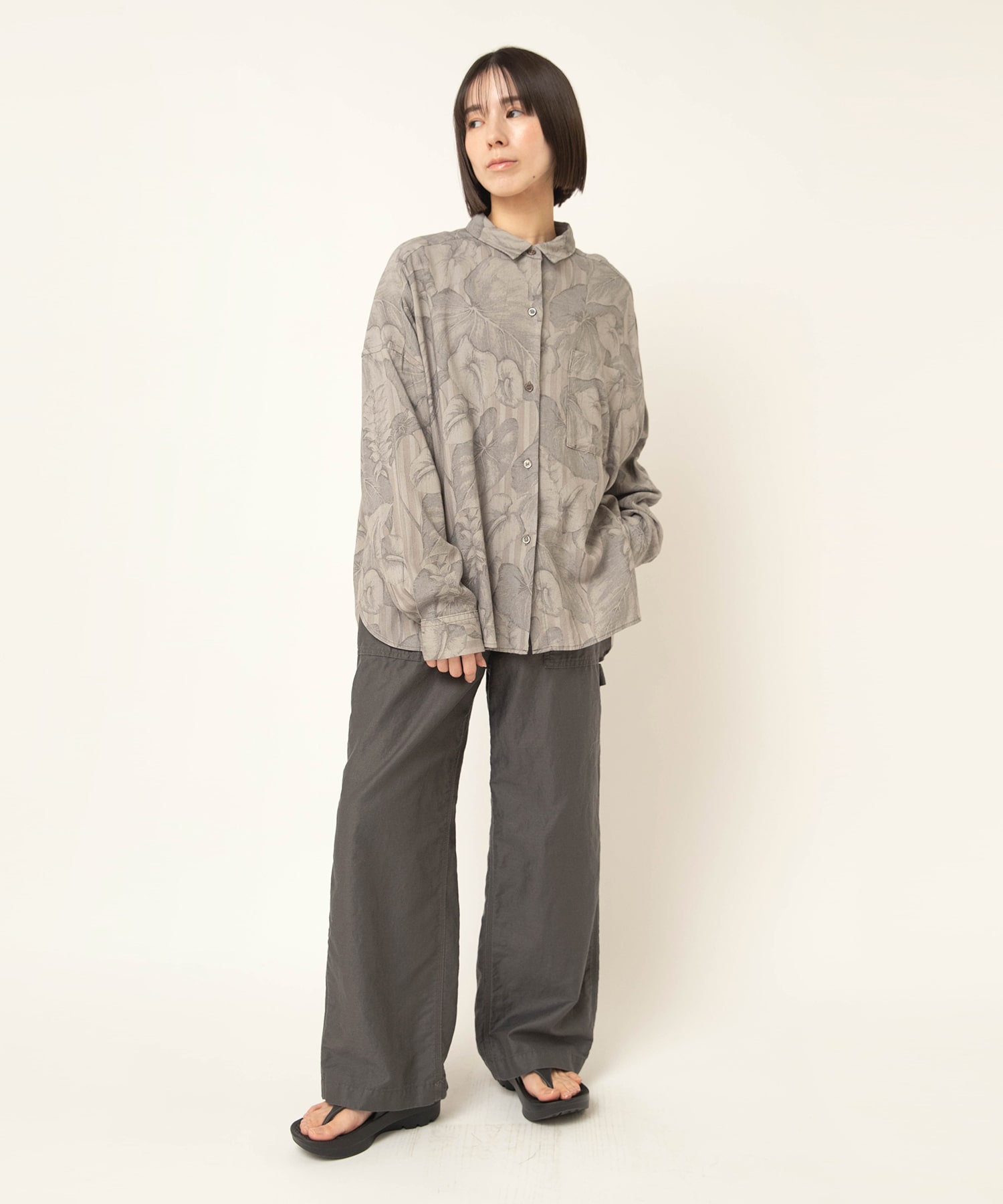 チャコールグレー