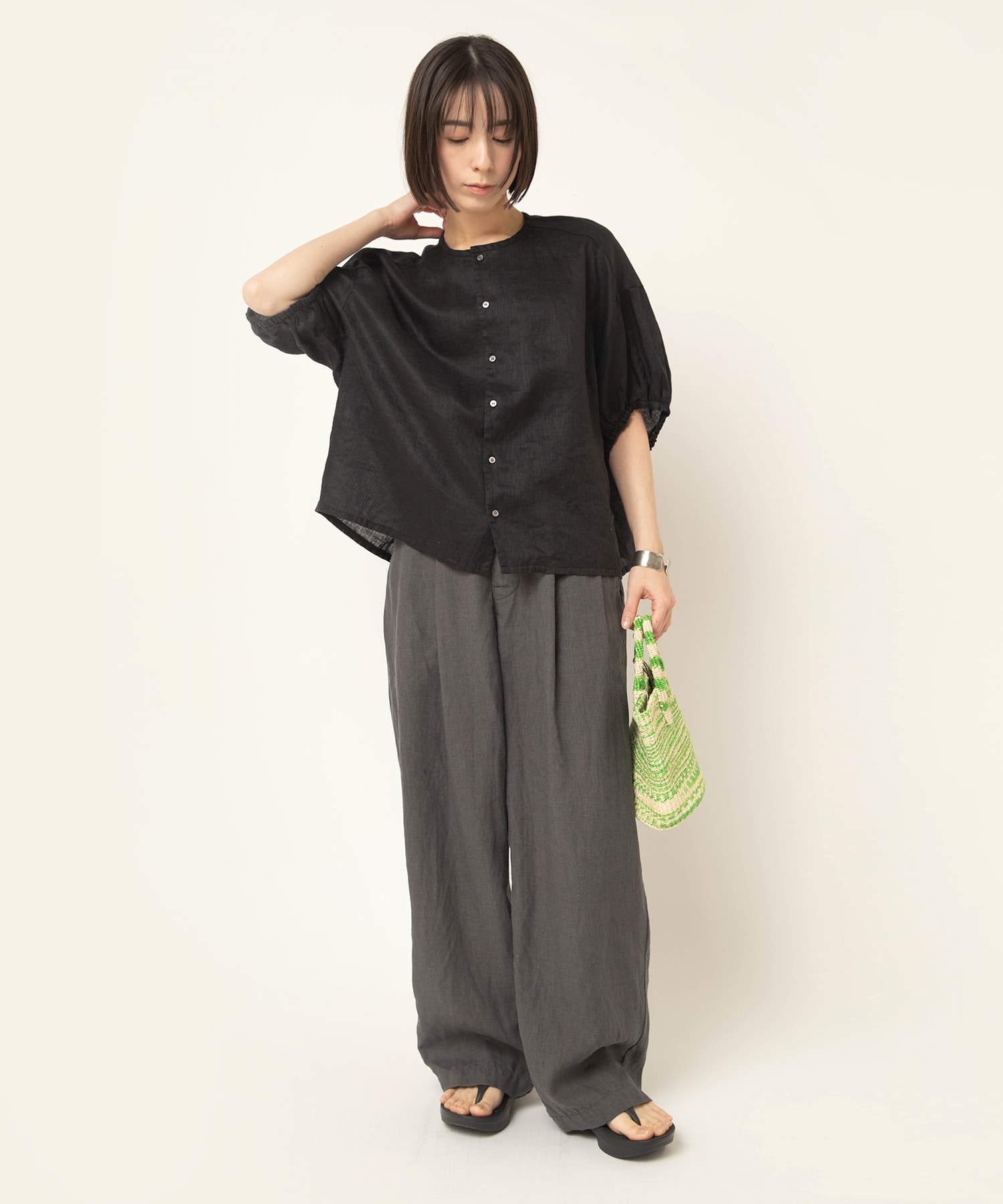 チャコールグレー