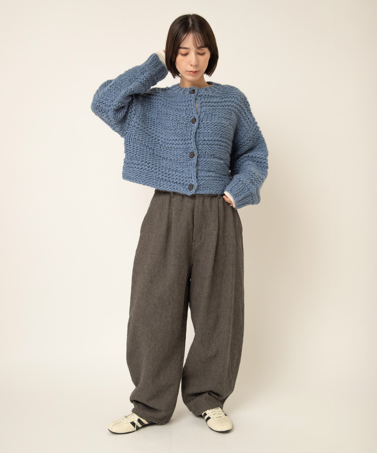 グレー