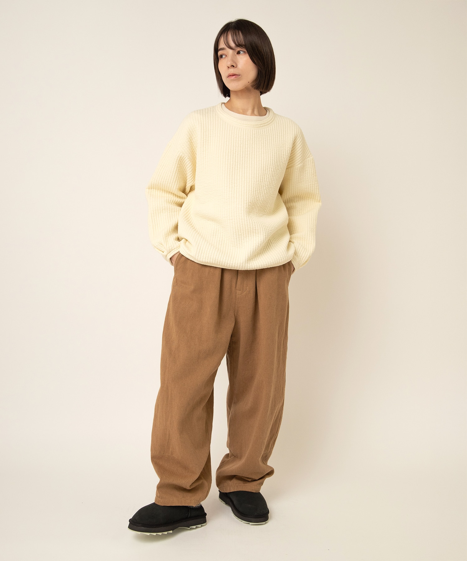 ベージュ