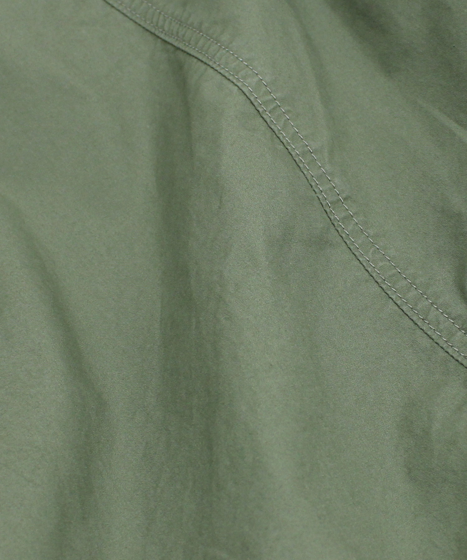 オリーブグリーン