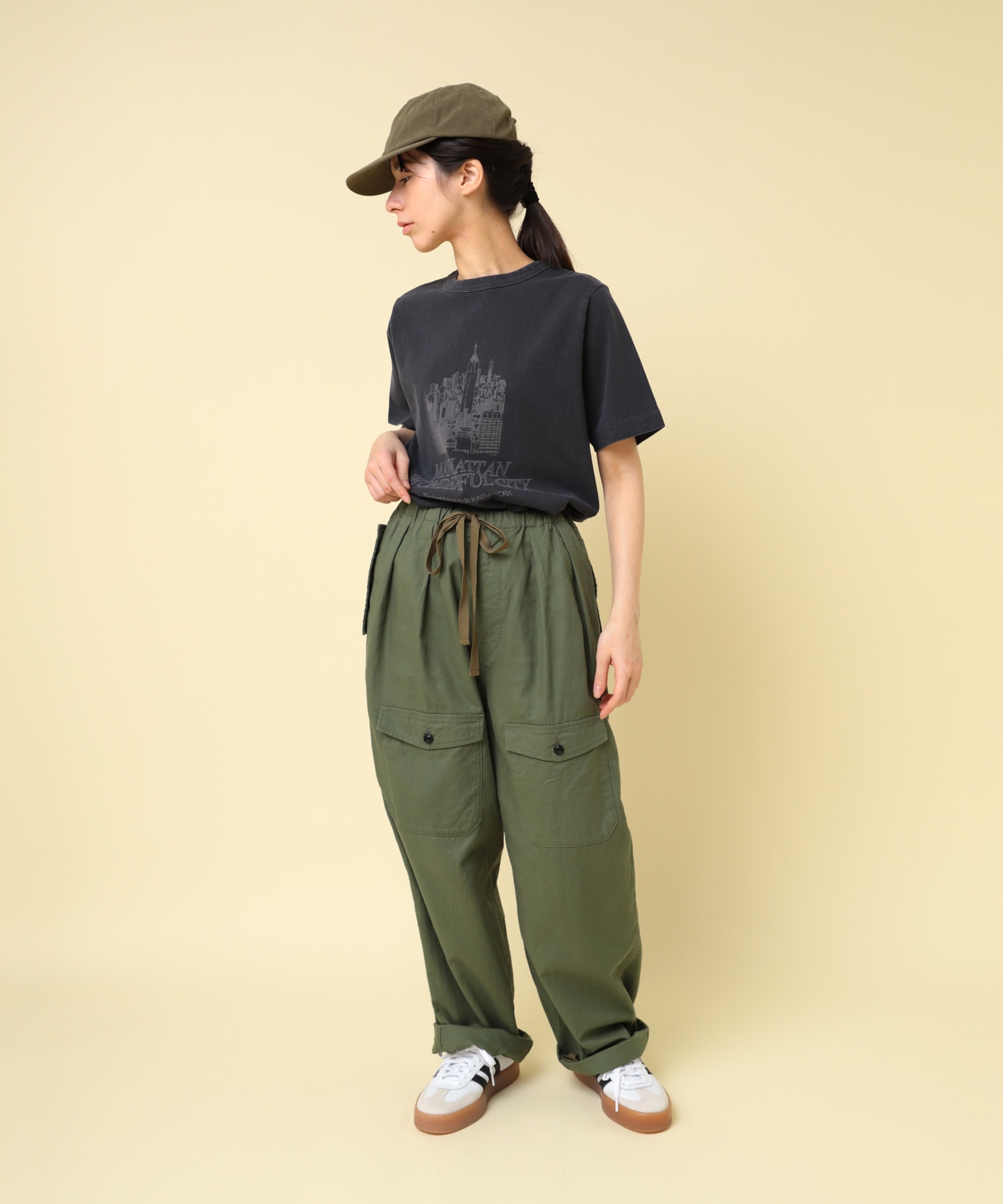 グレー