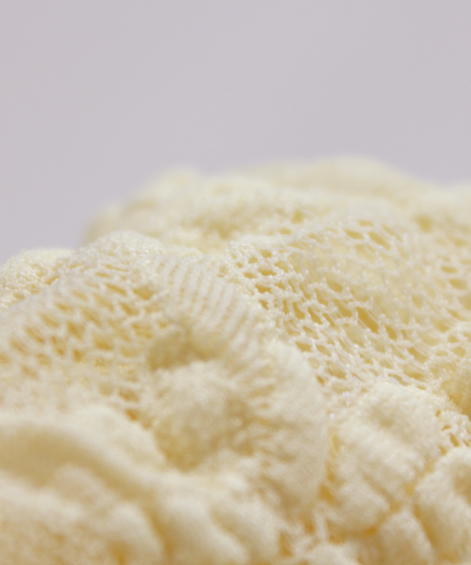 クリームイエロー