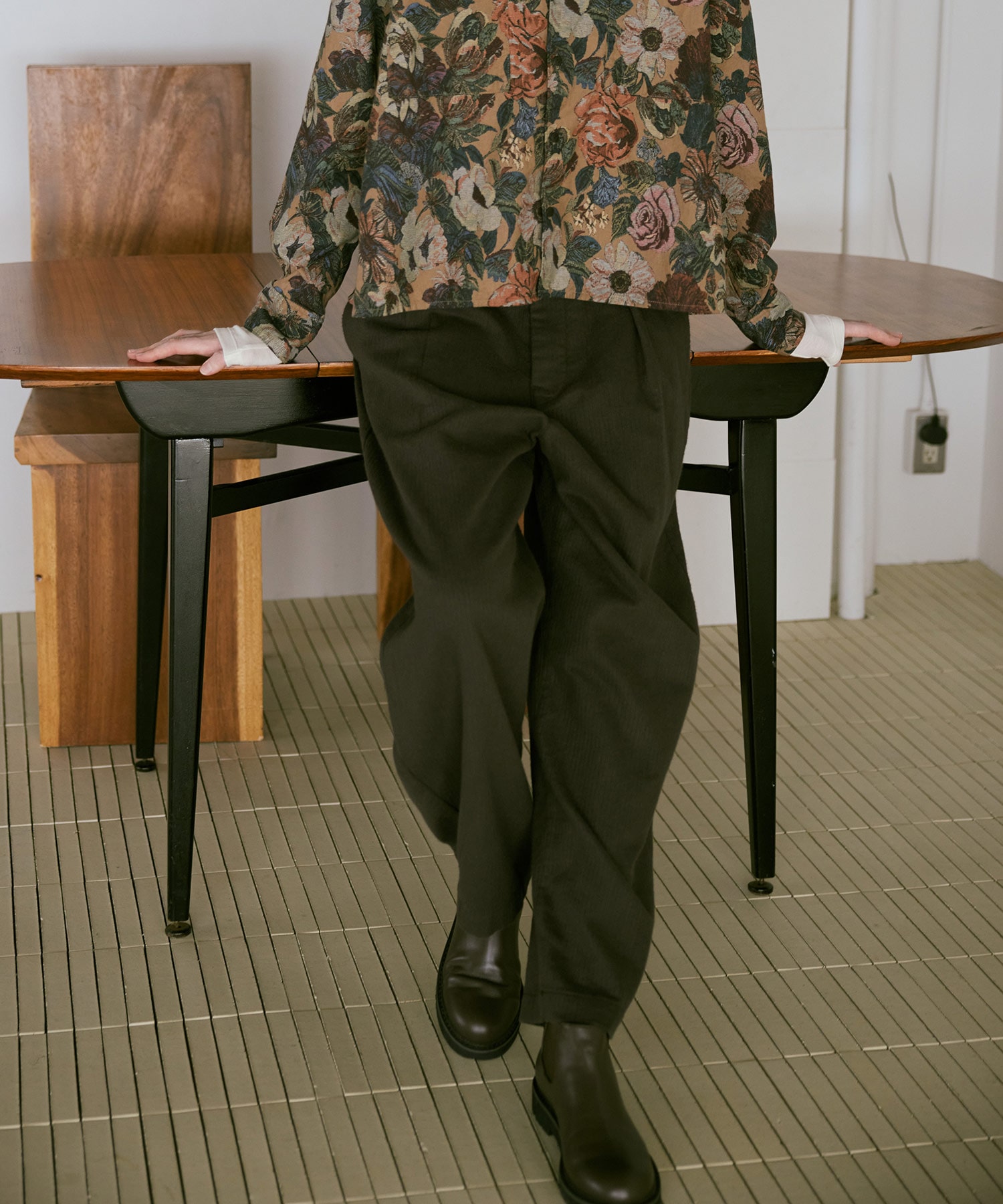 チャコールグレー