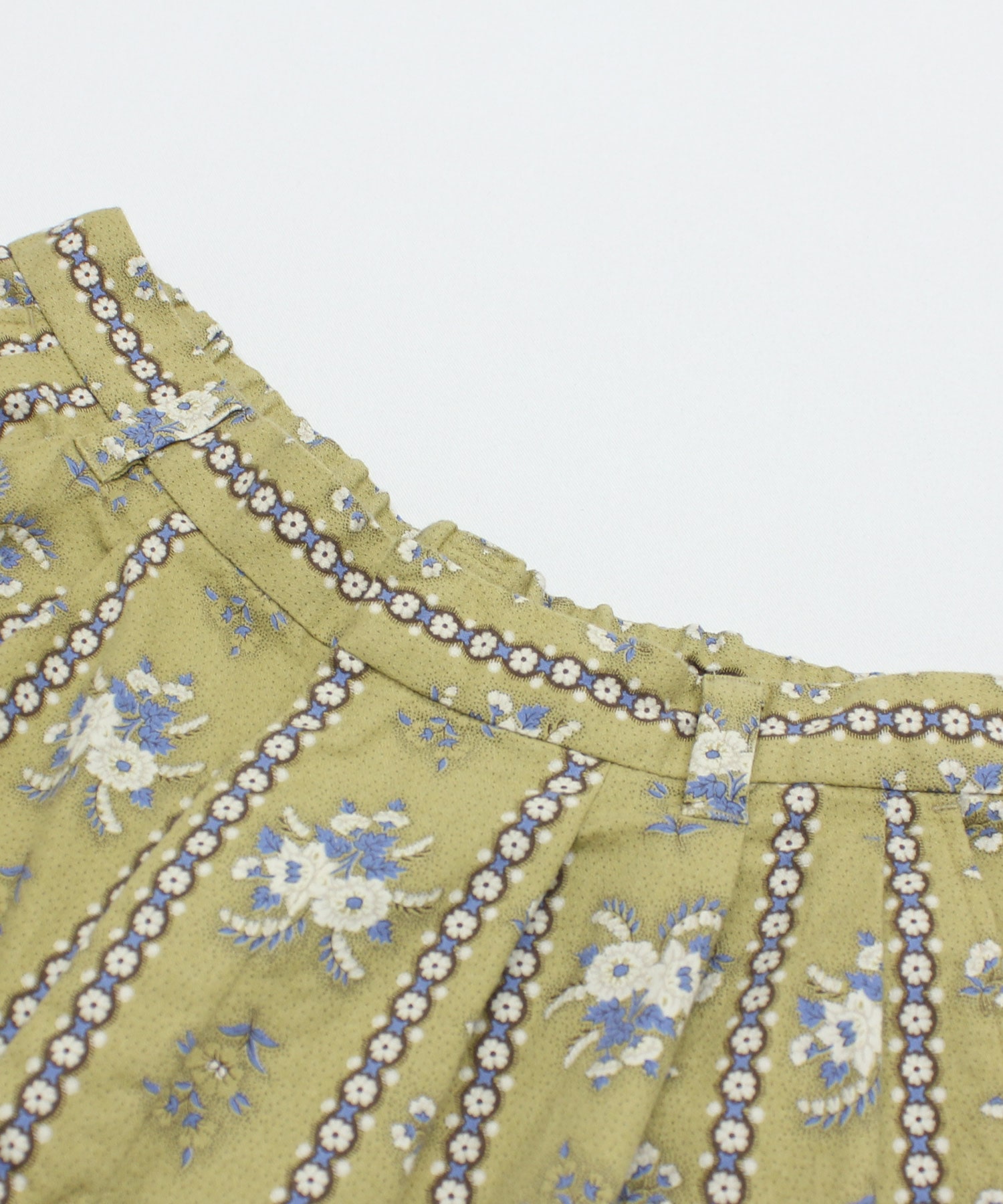 ベージュイエロー