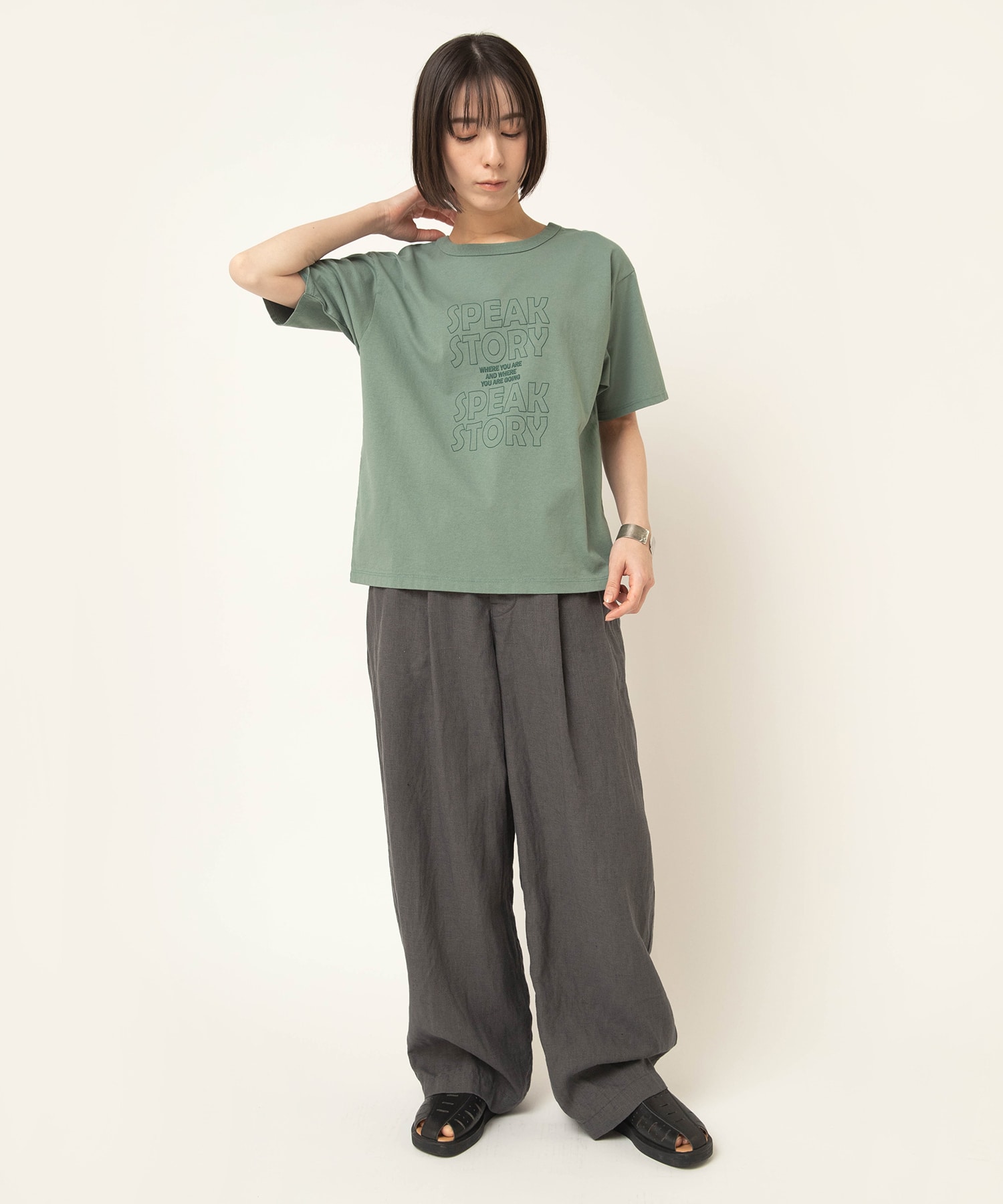 チャコールグレー