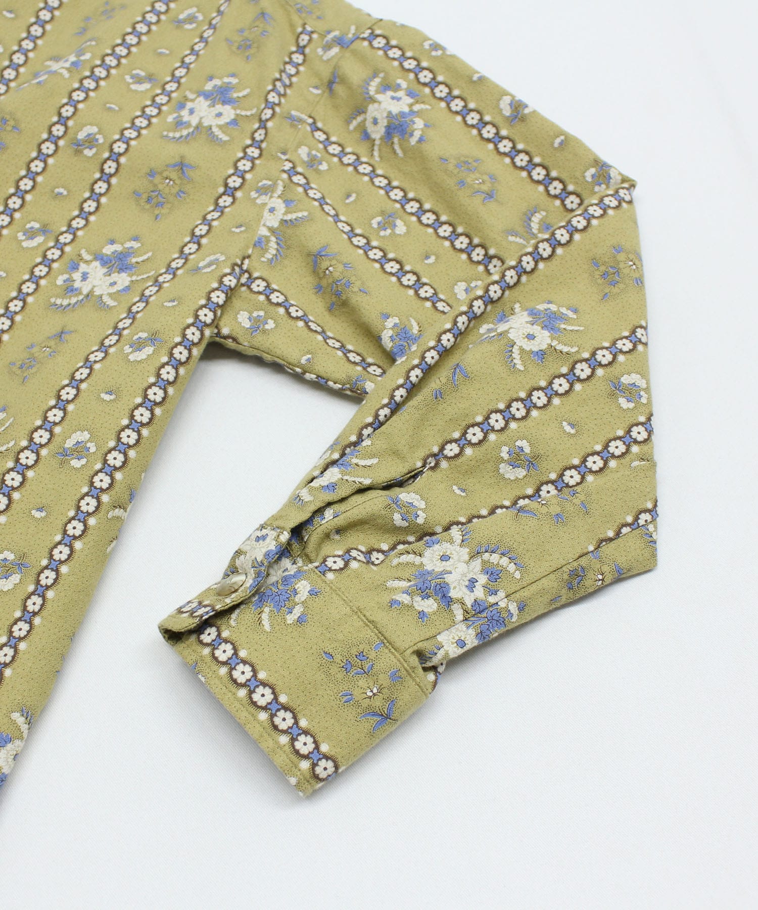 ベージュイエロー